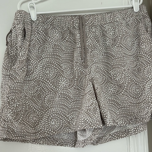 SIZE L LL BEAN TAUPE PRINT DRAWSTRING SHORTS WITH POCKETS - Picture 4 of 5